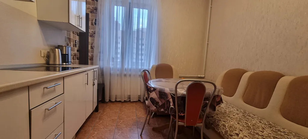 Большая однокомнатная, с большой кухней, у метро Дунайская