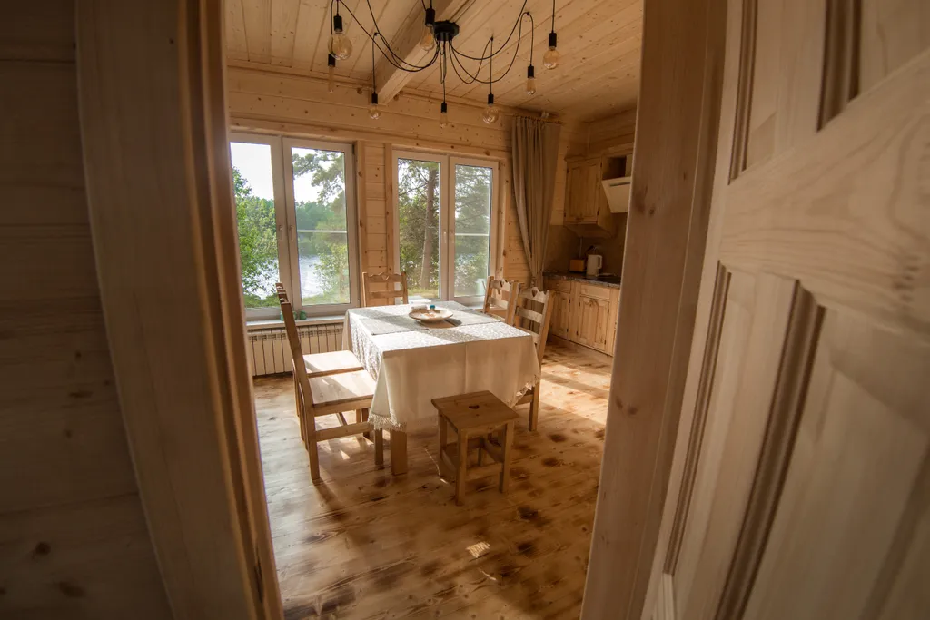 Уютный и тёплый домик на берегу реки