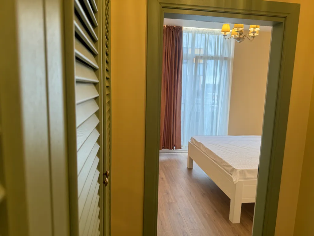 Солнечная квартира с мебелью из натурального дерева, рядом с морем