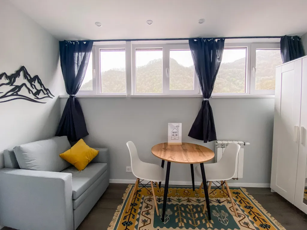 Студия с видом на озеро и горы