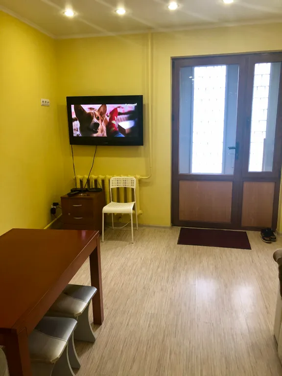 Дом с видом на сквер в центре города