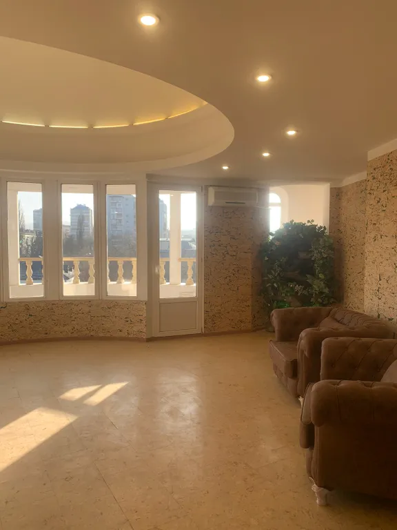 Уникальный, уютный, большой семейный дом. С видом на город