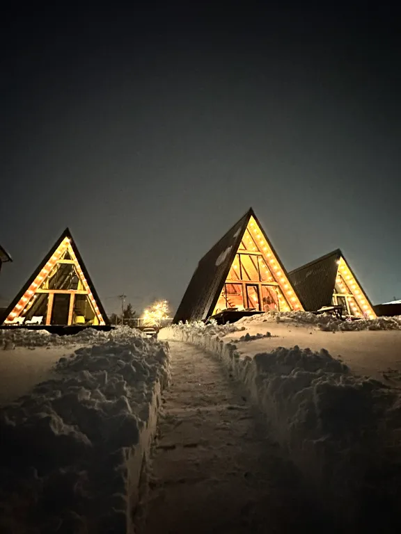 Треугольный дом A-фрейм с панорамными окнами Космос