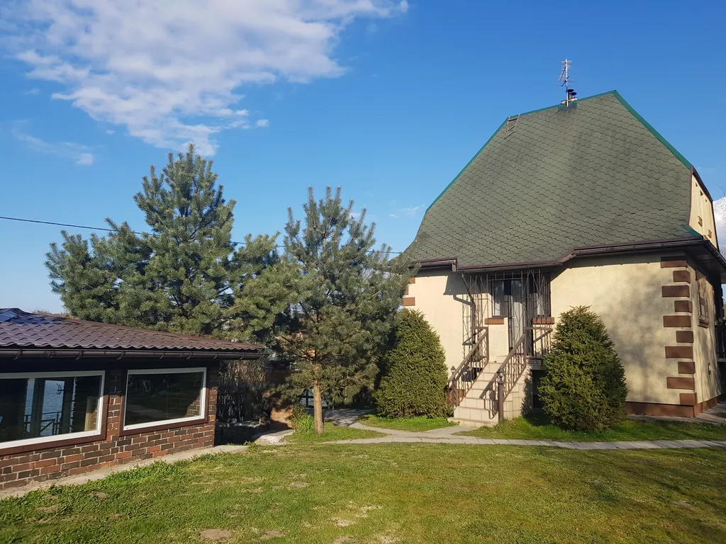 Дом с шикарной беседкой на озере