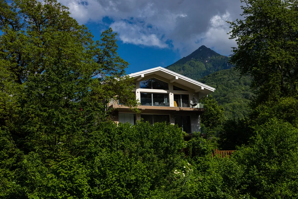 Просторная квартира с живым камином и видом на горы