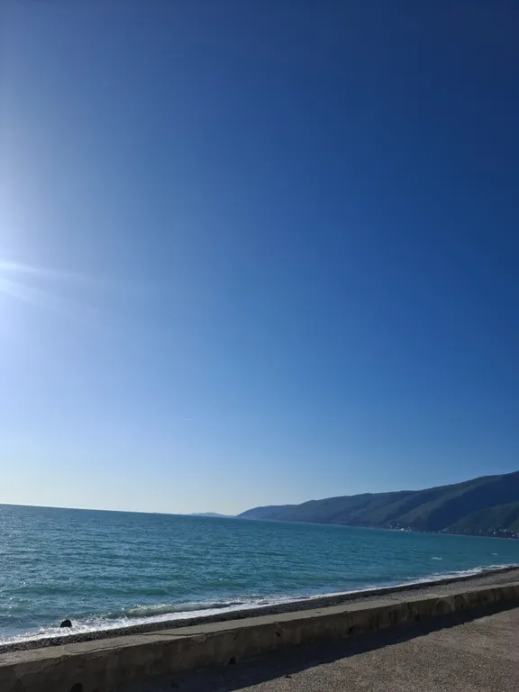 Уютная комната в центре города у моря.