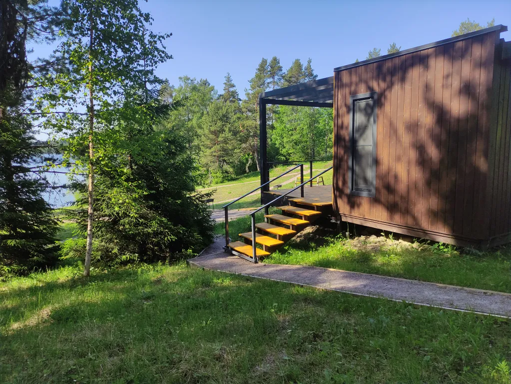 Домик с панорамным остеклением, террасой и видом на озеро