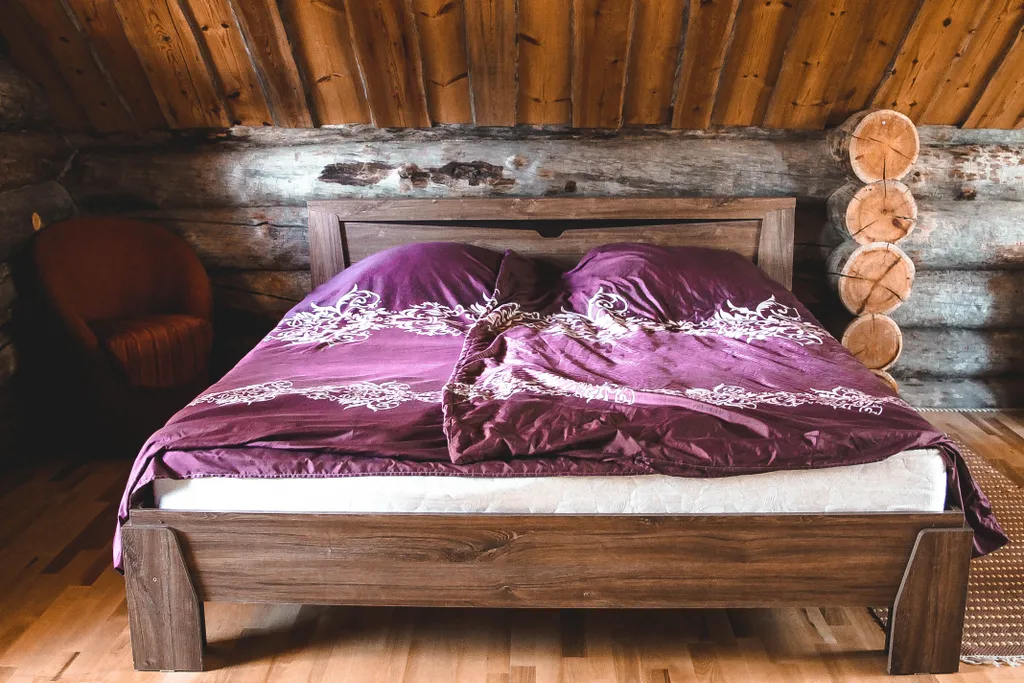 Дом у озера из натурального дерева