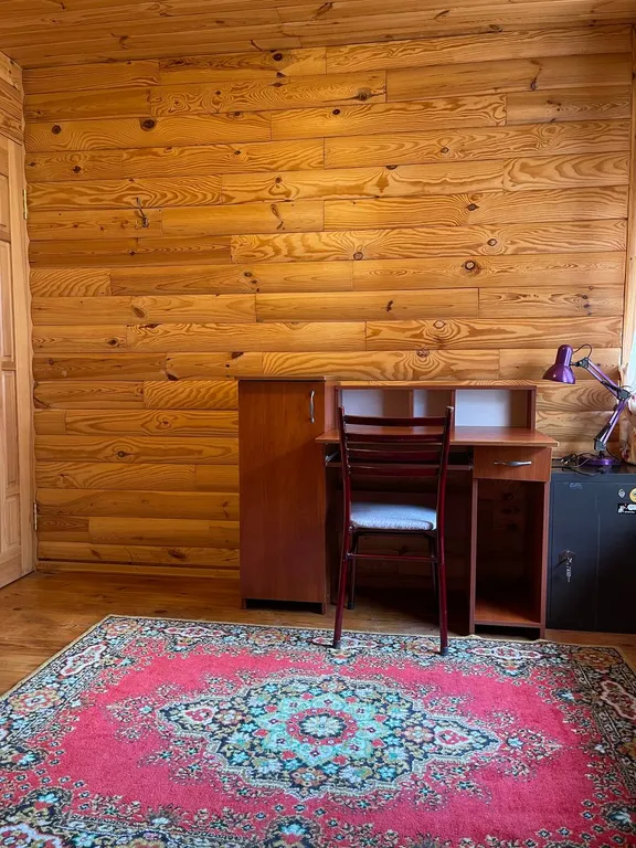 Двухэтажный дом в частном секторе