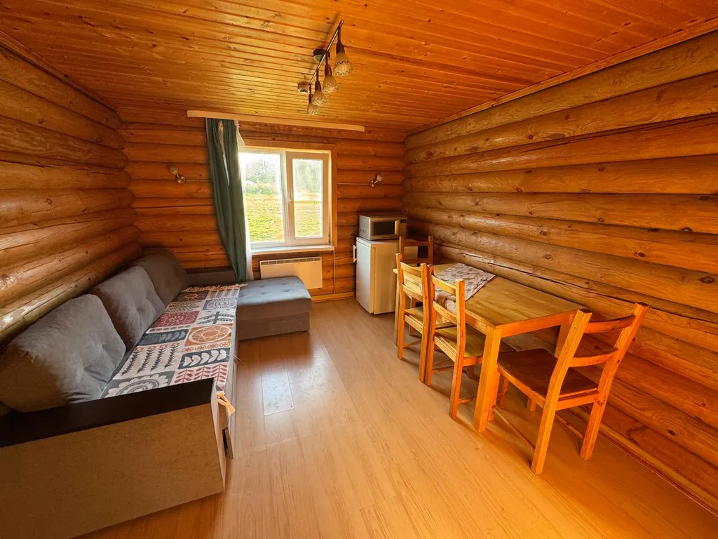 Дом из сруба у воды