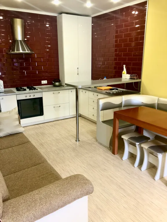 Дом с видом на сквер в центре города