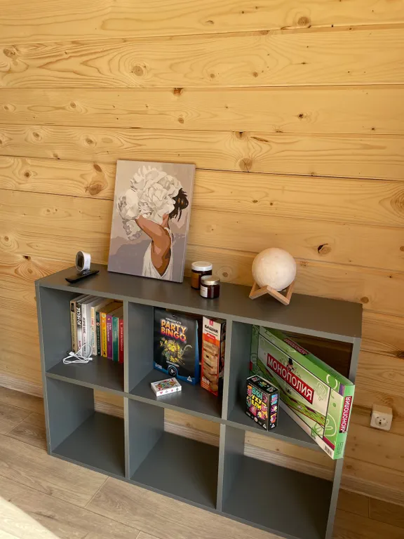 Уютный дом у ручья