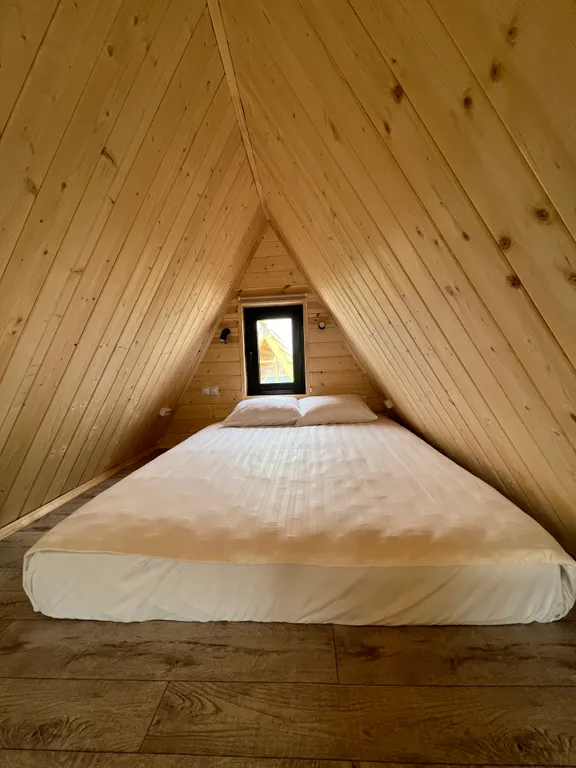 Треугольный дом на берегу реки