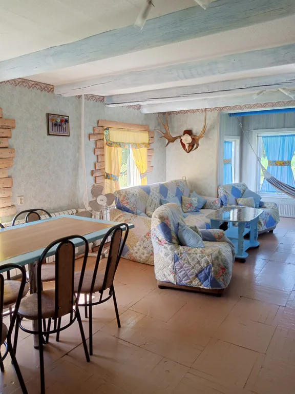 Уютный дом у пруда