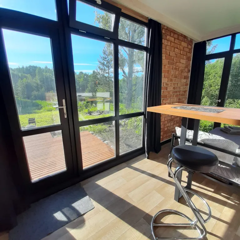 Уютный домик-студия на склоне холма у реки