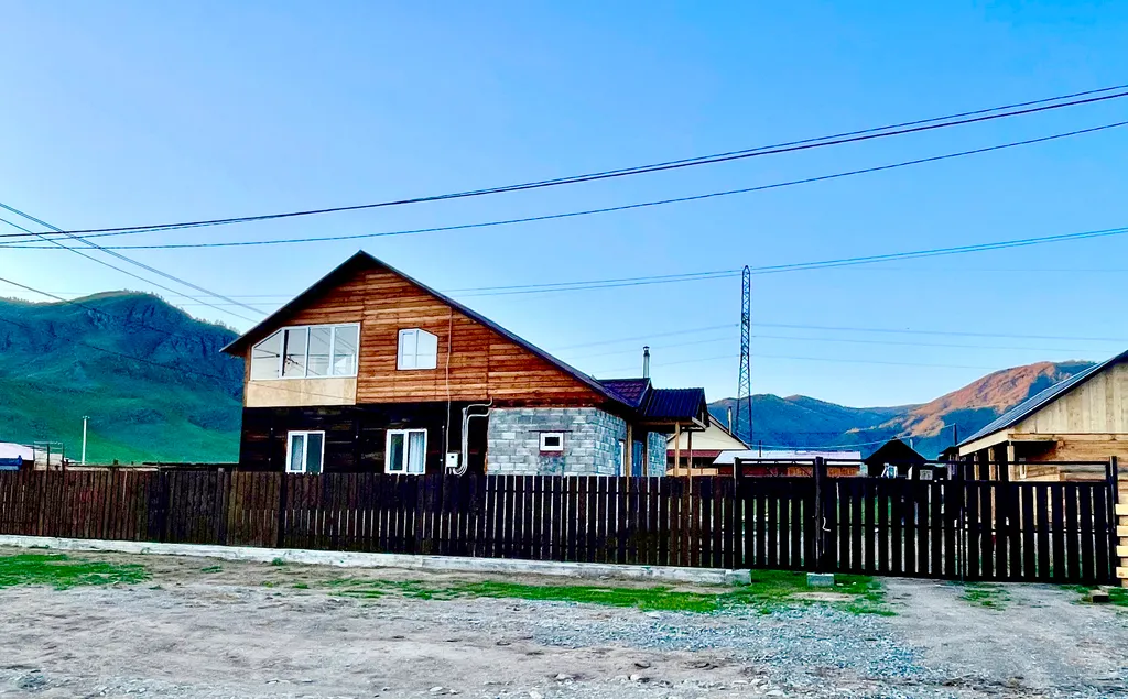 Благоустроенный просторный коттедж с видом на горы для большой компани