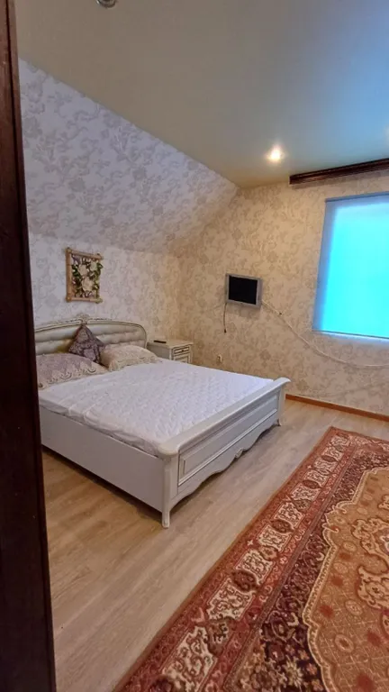 Деревянный дом в горах с видом на море