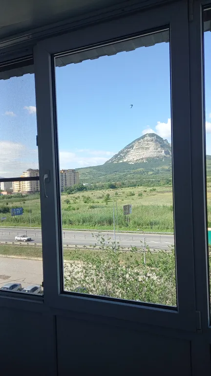 Уютная квартира в центре города с видом на гору Змейка