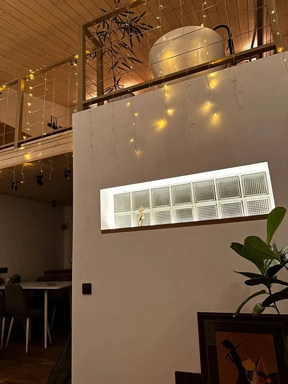 Двухуровневый номер-студия в стиле лофт с открытой ванной Нежность