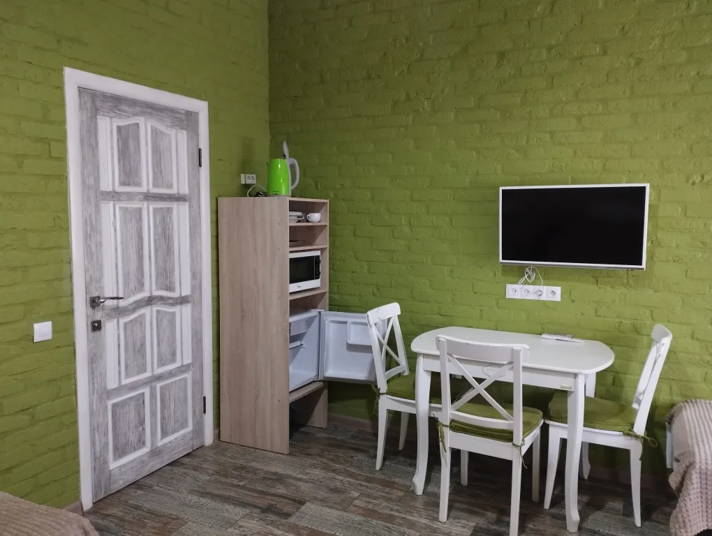 Уютный четырехместный номер с отдельными кроватями.