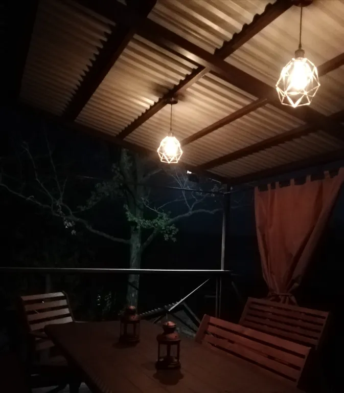 Дом в дубовой роще у реки