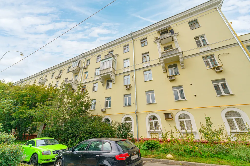 Большая комната с персональным компьютером