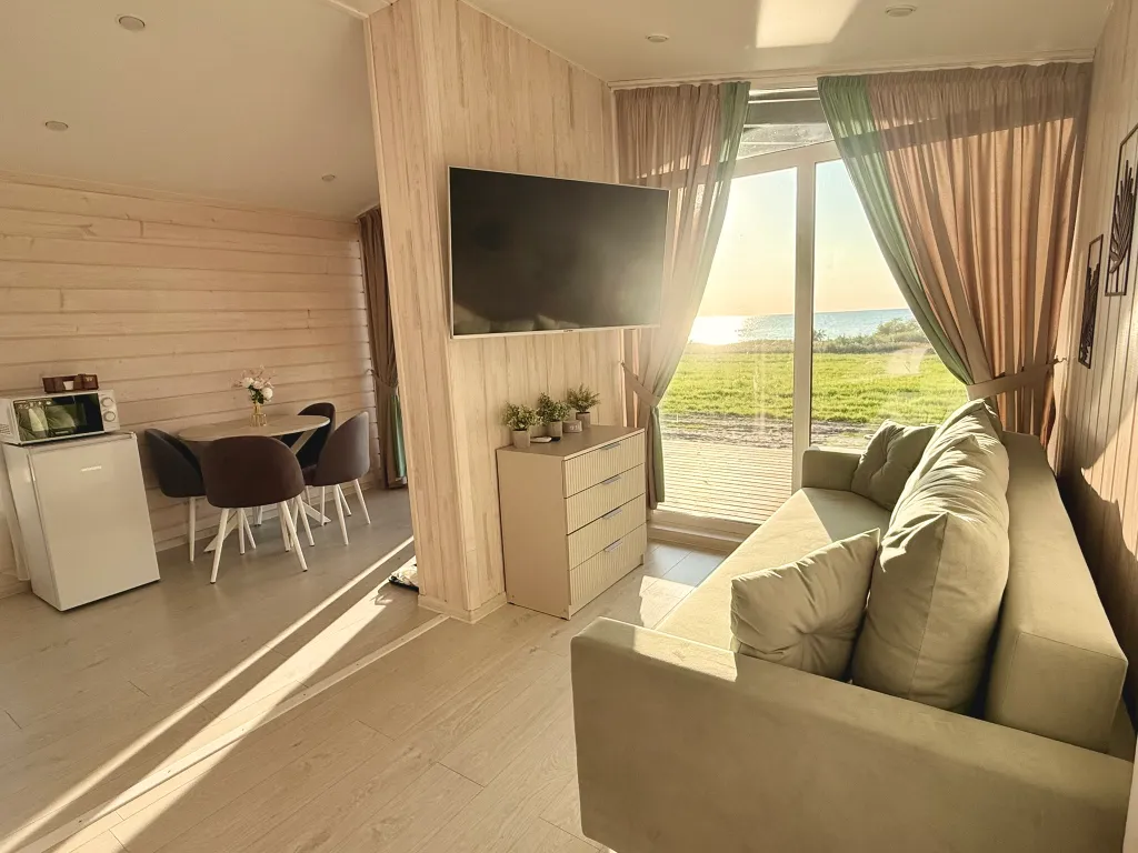 Lodge with pool (дом на берегу рыбинского водохранилища)