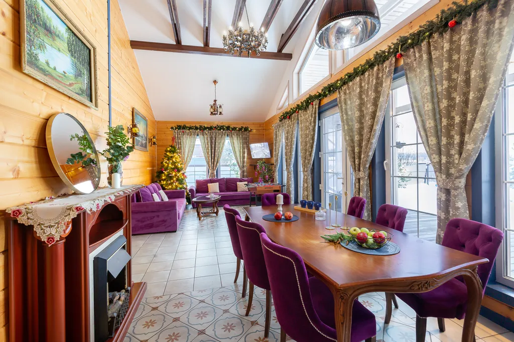 Дом с бассейном и сауной у леса