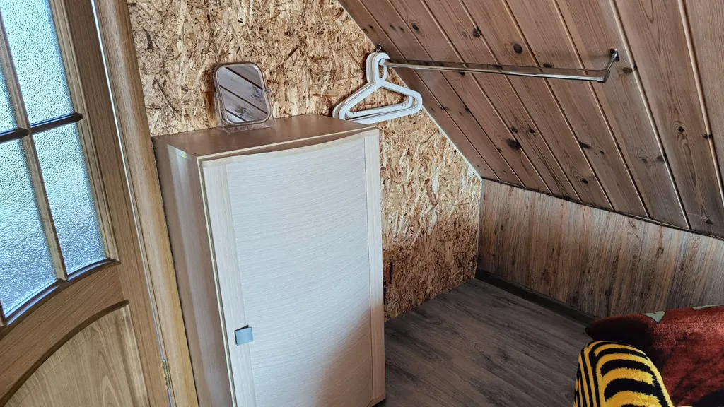 Домик около озера и леса