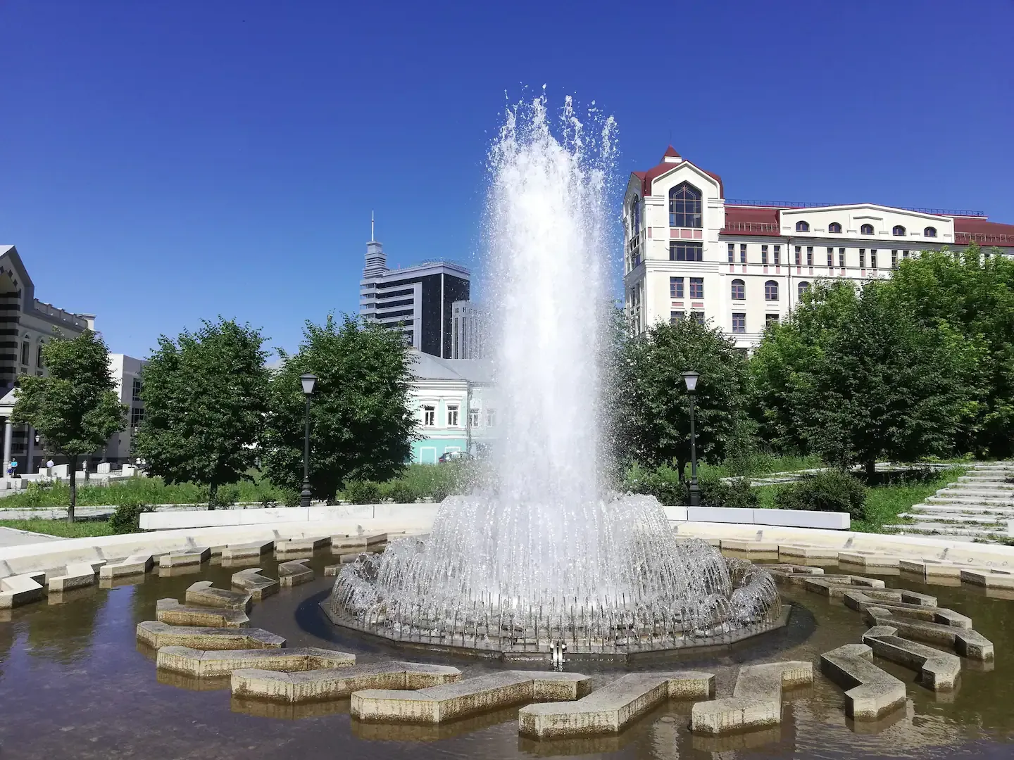 Летом вы можете насладиться фонтанами в 5 минутах ходьбы от дома :)
