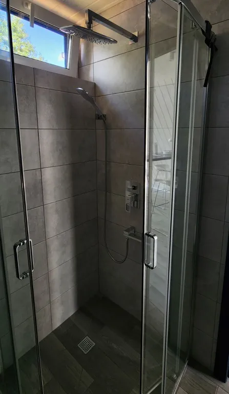 Уютный треугольный дом в 25 км от Минска с видом на лес.