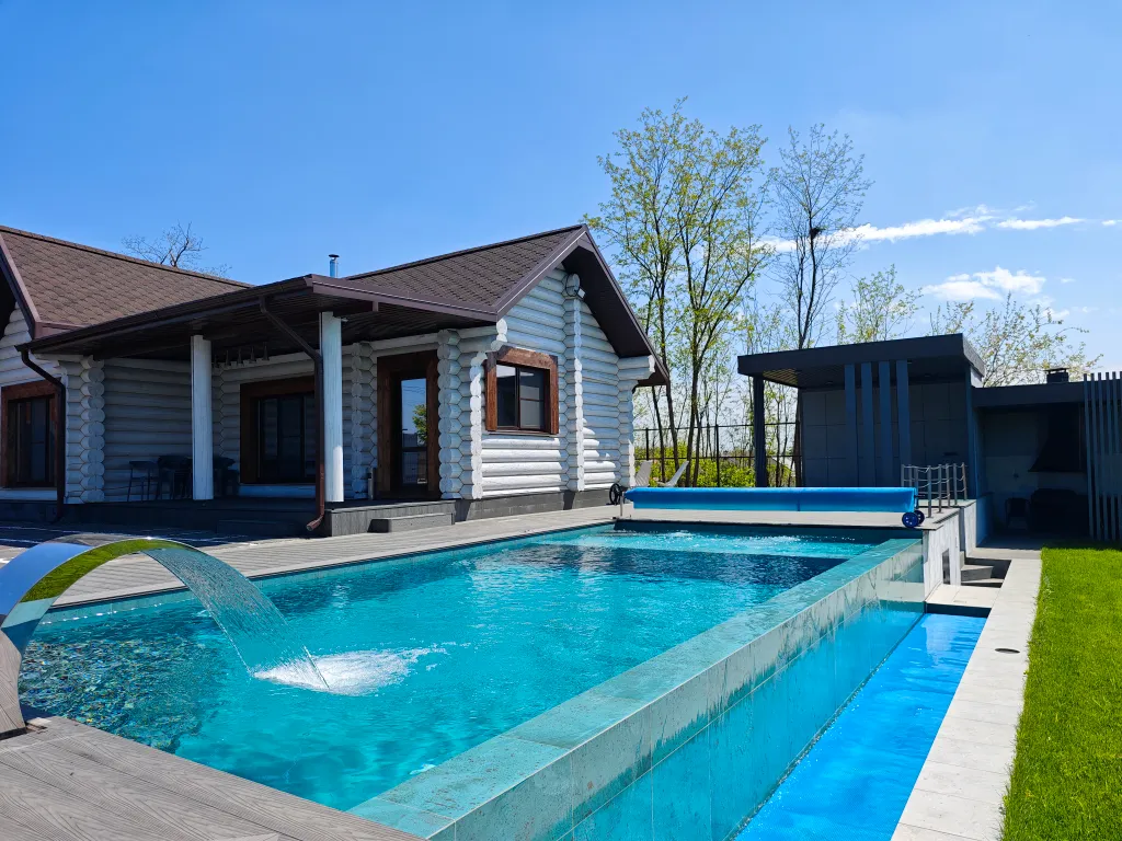 Коттедж Вилла Личи, сруб с подогреваемым бассейном и баней — аренда посуточно в Краснодар