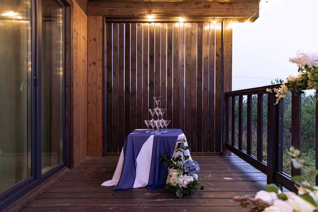 Дом на реке и краю соснового леса