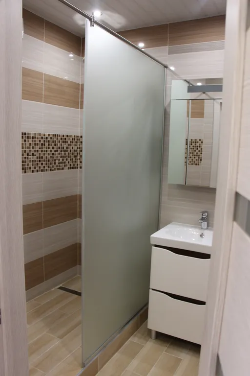 Просторная и комфортабельная евродвушка с балдахином над кроватью