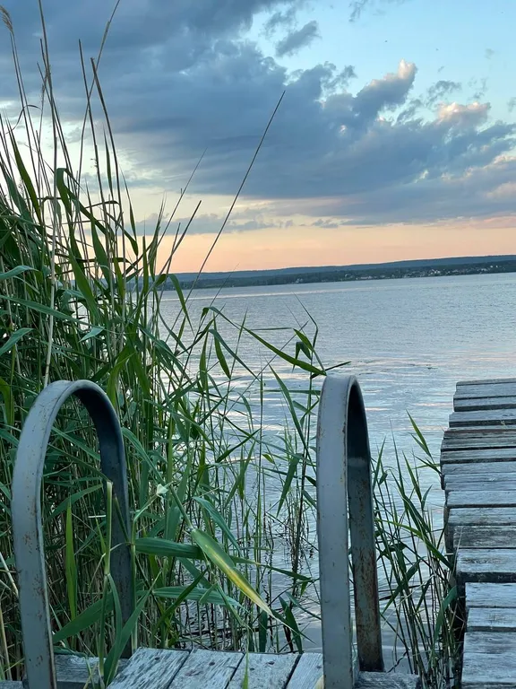 Дом с баней на берегу озера, в черте города