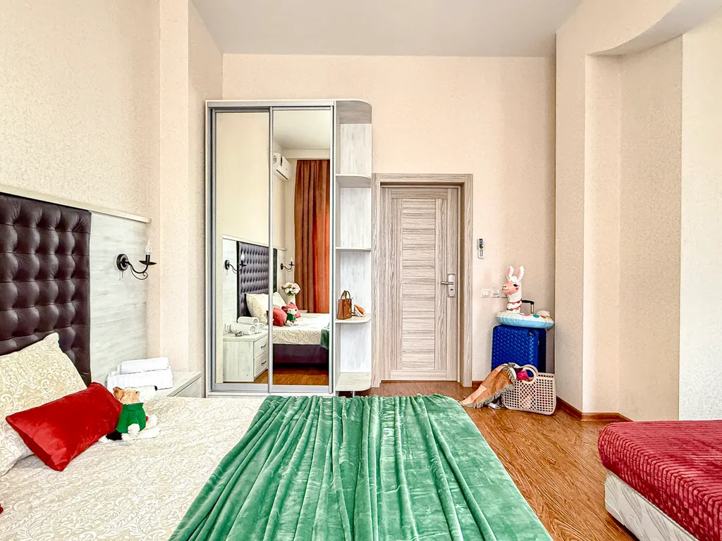 Номер на 4 человек с кухней на 1 этаже в центре, в 7 минутах до моря