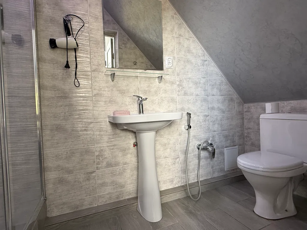 Солнце Ялты у моря с теплым бассейном