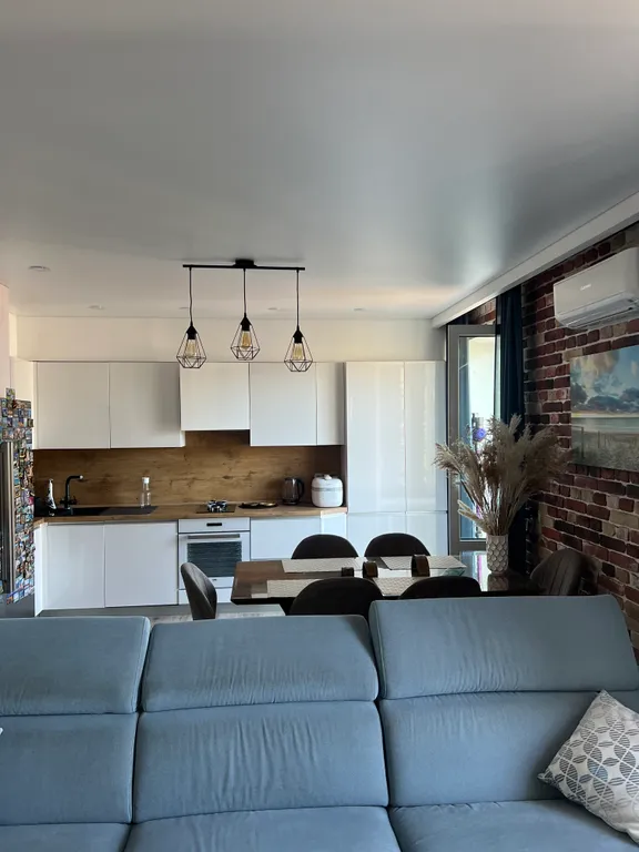 Просторная четырёхкомнатная квартира у парка с видом на море .