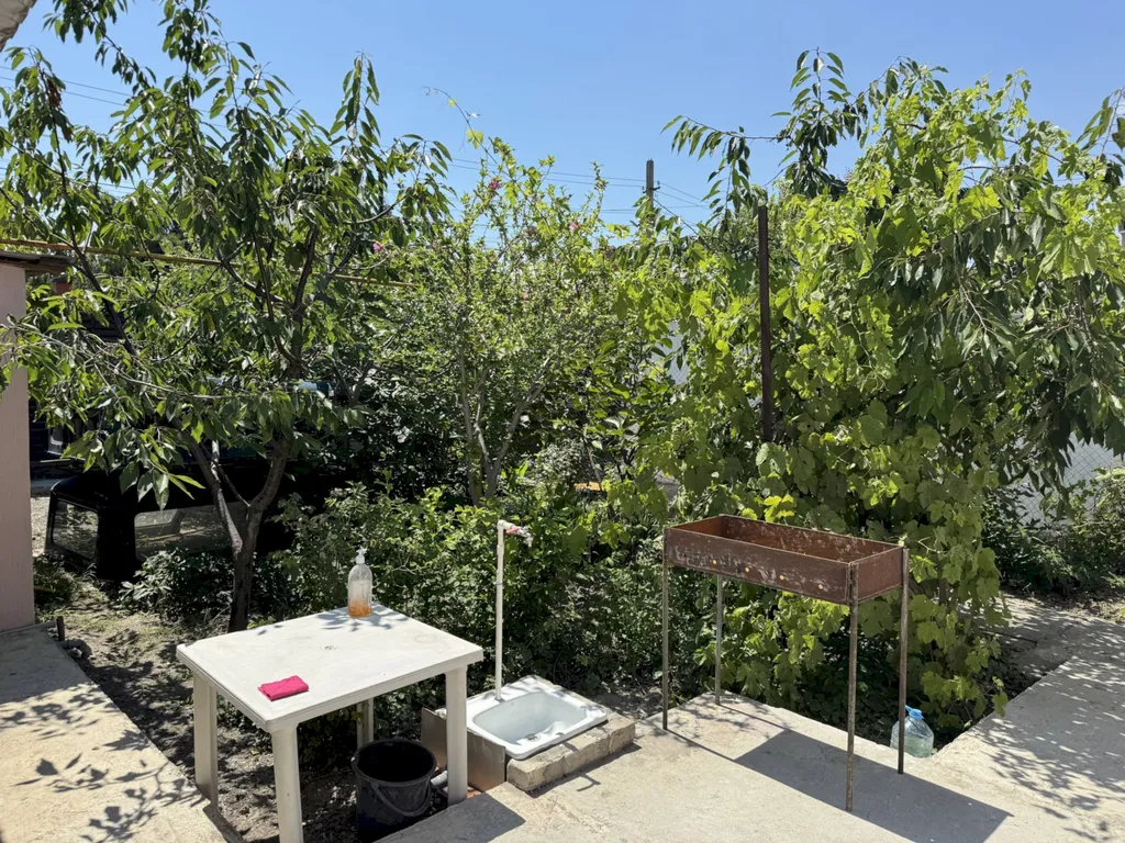 Четырёхкомнатный дом с двориком и мангалом – центр