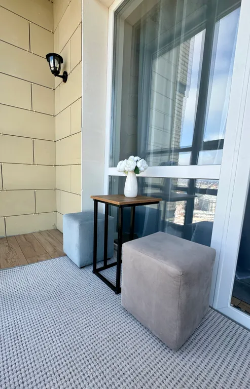 Желтая студия с панорамным видом на город и Двину