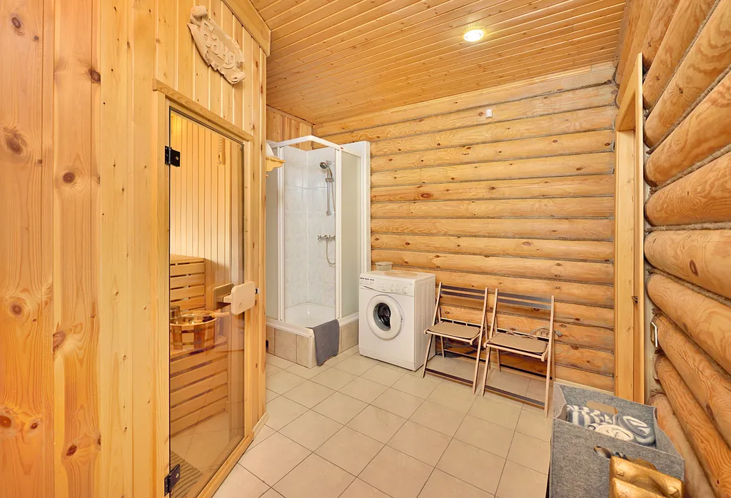 Деревянный большой дом для компаний и семей