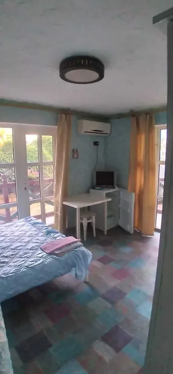 Номер на троих у самого моря.