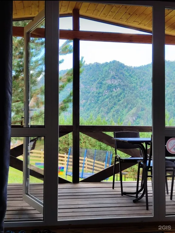 Уютный дом с видом на горы