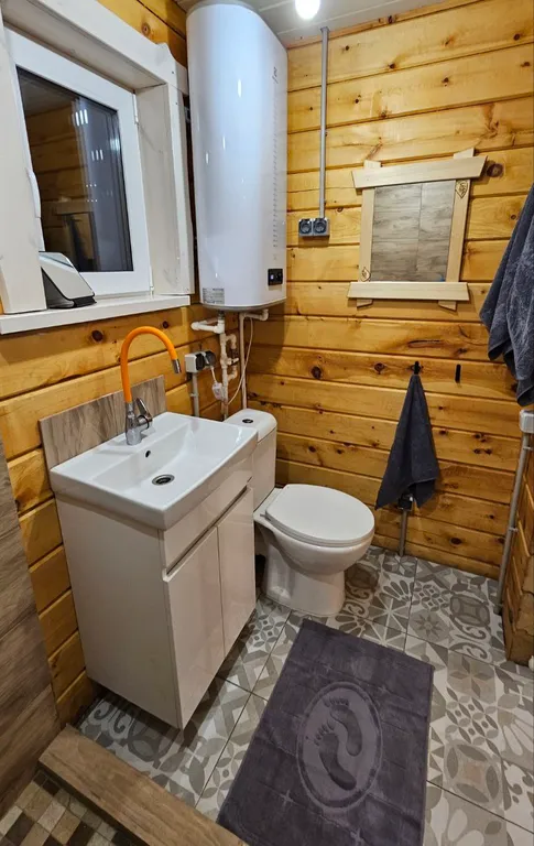 Новый кедровый дом в горах на берегу реки в тихом красивом месте