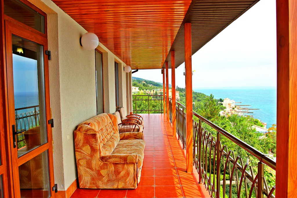 Дом с бассейном