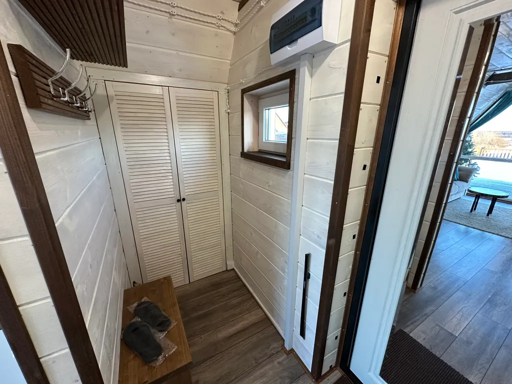 Дом в стиле A-frame на самом берегу реки