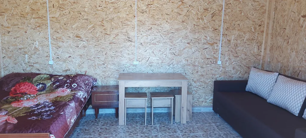 Дом утепленный в тихой местности, рядом горы и река