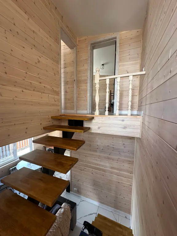 Двухэтажный дом с видом на горы