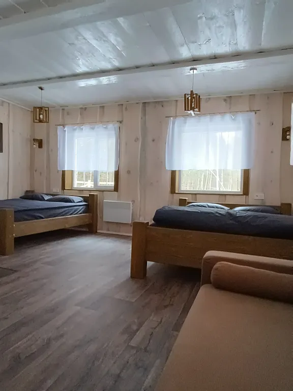 Дом в лесу у ручья