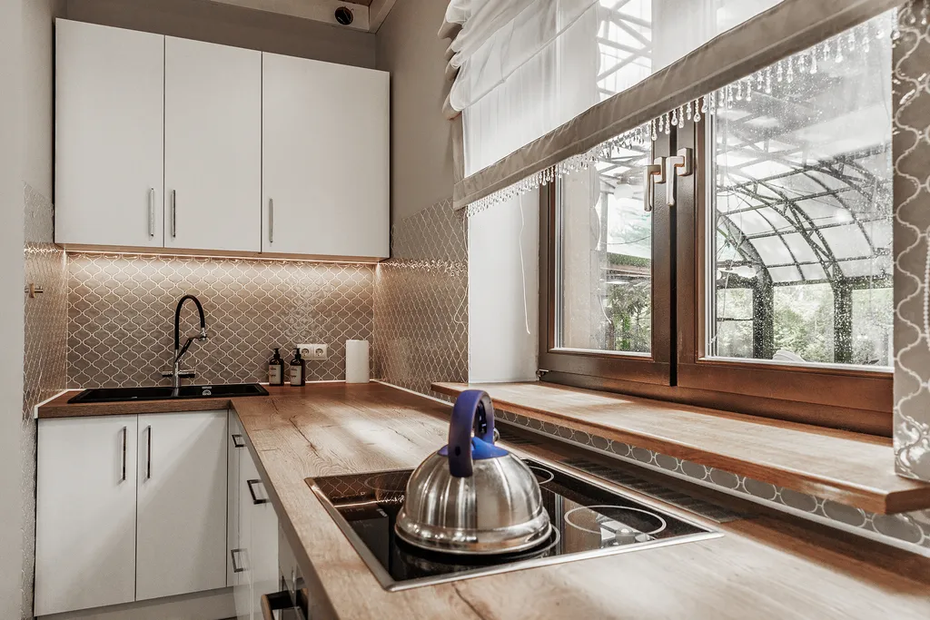 Современный дом с бассейном и сауной для большой компании